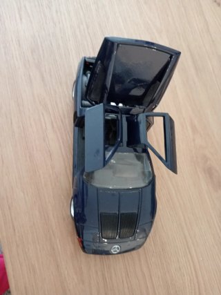 Coche a escala 1:24 Mercedes-Benz C111