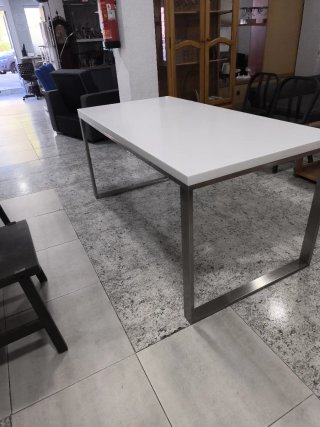 Mesa Rectangular Blanca con Estructura Metálica