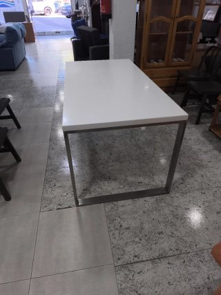 Mesa Rectangular Blanca con Estructura Metálica