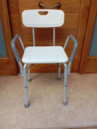 Silla de ducha con reposabrazos