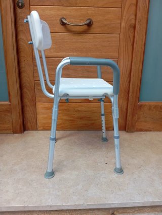 Silla de ducha con reposabrazos
