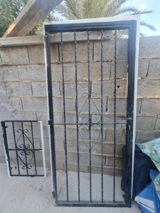 Puerta de hierro forjado y reja