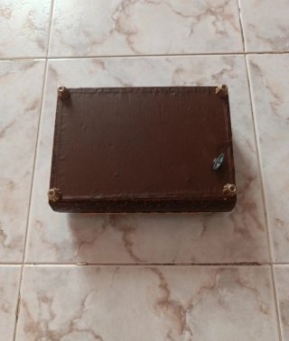 Caja de música antigua tallada