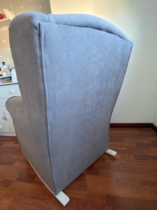 Mecedora de lactancia gris con cojín