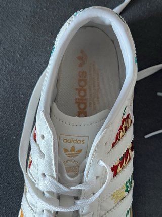 Zapatillas Adidas Blancas con Bordados Florales