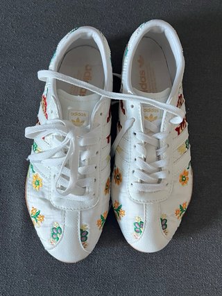 Zapatillas Adidas Blancas con Bordados Florales