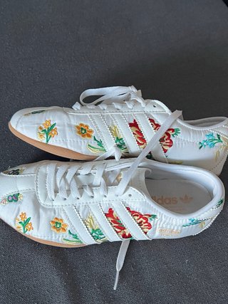 Zapatillas Adidas Blancas con Bordados Florales