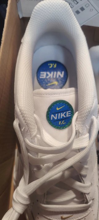 Nike Air Force 1 Talla 40 Dorado Blanco