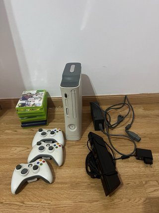 Xbox 360 con 3 mandos y juegos