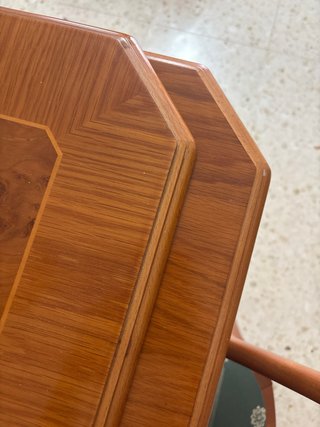 Mesa de comedor de madera con tablero veteado
