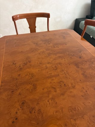Mesa de comedor de madera con tablero veteado