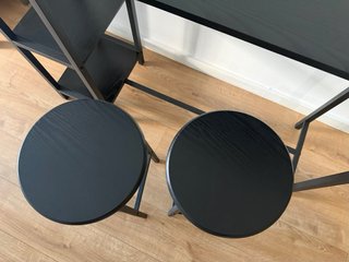 Mesa alta con 2 taburetes