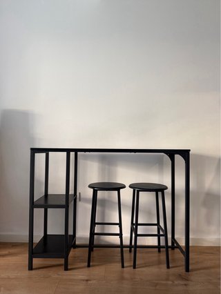 Mesa alta con 2 taburetes