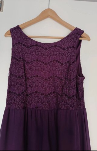Vestido morado de encaje