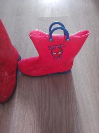 Botas de agua rojas con azul