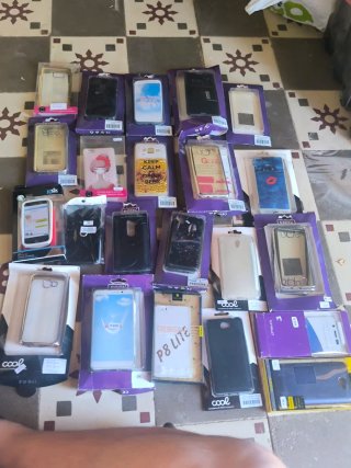 Lote 90 fundas y 70 protectores antiguos moviles