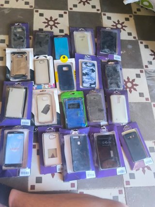 Lote 90 fundas y 70 protectores antiguos moviles