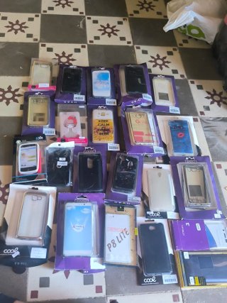 Lote 90 fundas y 70 protectores antiguos moviles
