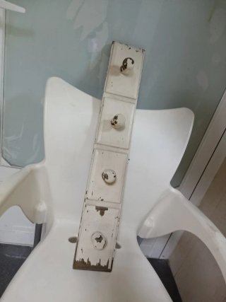 Perchero de madera blanco pared