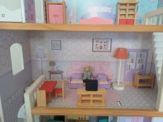 Preciosa casita de muñecas con accesorios