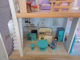 Preciosa casita de muñecas con accesorios