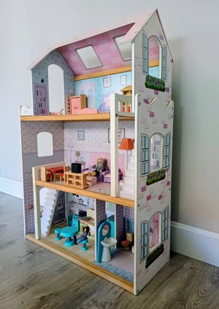 Preciosa casita de muñecas con accesorios