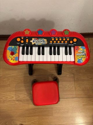 Piano infantil con taburete rojo