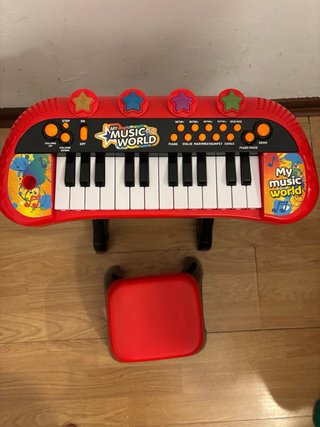 Piano infantil con taburete rojo