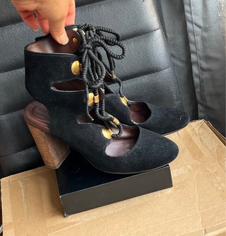 See By Chloé Tacones Piel Negro y Dorado