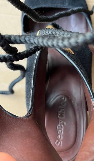 See By Chloé Tacones Piel Negro y Dorado
