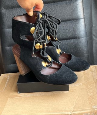 See By Chloé Tacones Piel Negro y Dorado