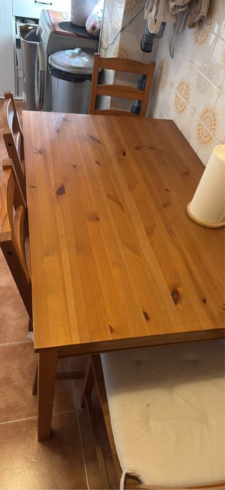 Mesa de cocina y 4 sillas de madera