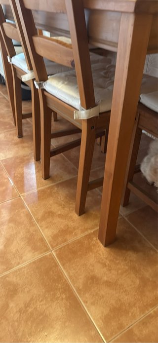 Mesa de cocina y 4 sillas de madera
