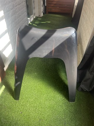 Sillón de plástico negro
