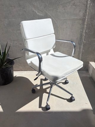 Silla de oficina SKLUM blanca con ruedas