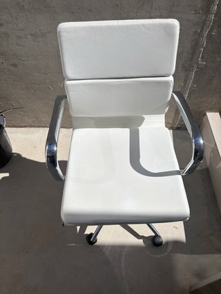 Silla de oficina SKLUM blanca con ruedas