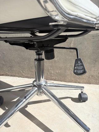 Silla de oficina SKLUM blanca con ruedas