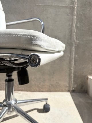 Silla de oficina SKLUM blanca con ruedas