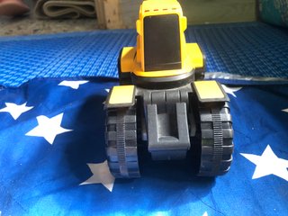 Tractor de juguete amarillo