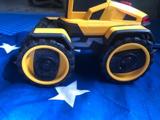 Tractor de juguete amarillo