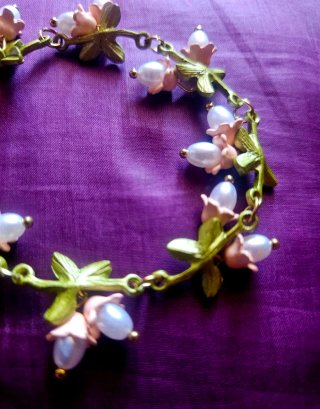 Pulsera con diseño floral