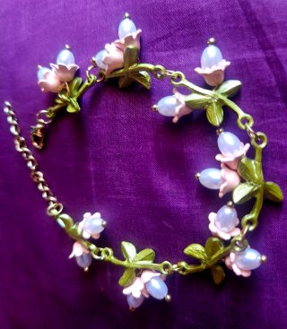 Pulsera con diseño floral