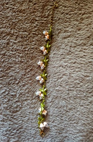 Pulsera con diseño floral