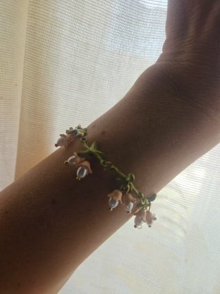 Pulsera con diseño floral