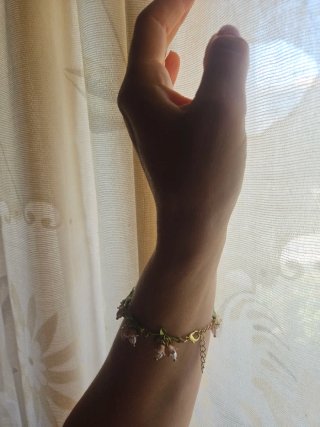 Pulsera con diseño floral