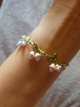 Pulsera con diseño floral