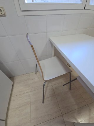 Mesa blanca y 3 sillas