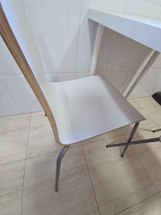 Mesa blanca y 3 sillas