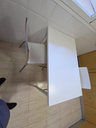 Mesa blanca y 3 sillas