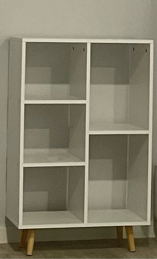 Estantería Blanca con Patas de Madera